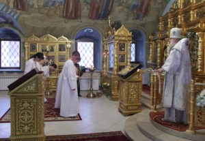 Крещальная литургия в Свято-Троицком соборе Саратова