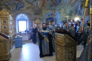 Вечернее богослужение с чтением акафиста Пресвятой Богородице в Свято-Троицком соборе Саратова