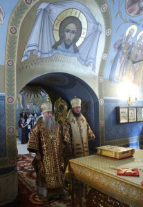 Божественная литургия в Свято-Троицком соборе Саратова