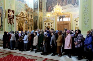 В Великий Четверг Митрополит Лонгин совершил Литургию Василия Великого и Чин умовения ног