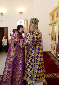 Божественная литургия в храме во имя святителей Василия Великого, Григория Богослова, Иоанна Златоуста г. Саратова