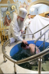Митрополит Лонгин совершил Царские часы, Изобразительны, Великую вечерню и Крещальную литургию в Свято-Троицком кафедральном соборе Саратова