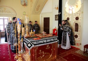 Литургия Преждеосвященных Даров на Архиерейском подворье — храме во имя святого апостола и евангелиста Иоанна Богослова при Саратовской православной духовной семинарии