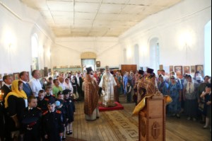 Божественная литургия в храме в честь Рождества Христова с. Вязовка Татищевского района