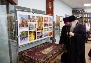 В Хвалынске открылась выставка, посвященная 70-летию возобновления приходской жизни