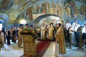 Митрополит Лонгин и Епископ Пахомий совершили Божественную литургию в Троицком соборе и молебен перед главной святыней Саратовской земли — образом Спаса Нерукотворного