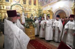 Митрополит Лонгин совершил Рождественское ночное богослужение