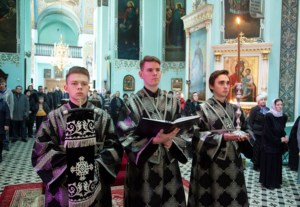 Вечерня с выносом Плащаницы Спасителя в храме в честь Сошествия Святого Духа города Саратова