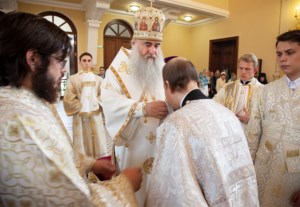 Божественная литургия на Архиерейском подворье — храме во имя святого апостола и евангелиста Иоанна Богослова при СПДС