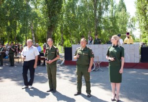 Священник благословил новобранцев перед отправкой на воинскую службу