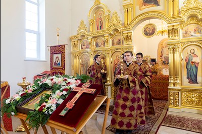 Божественная литургия в храме во имя святого благоверного князя Михаила Черниговского и боярина его Феодора на Увекском кладбище г. Саратова