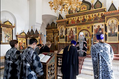 Литургия Преждеосвященных Даров на Архиерейском подворье — в храме в честь иконы Божией Матери «Утоли моя печали» г. Саратова