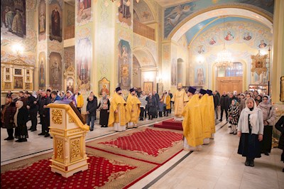 Митрополит Игнатий совершил Божественную литургию и молебен на новый год в Покровском соборе г. Саратова