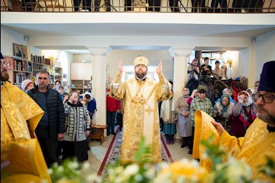 Митрополит Игнатий совершил Божественную литургию в храме святителей Василия Великого, Григория Богослова и Иоанна Златоустого г. Саратова