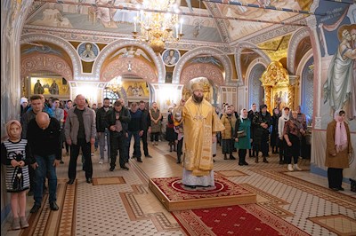 Митрополит Игнатий совершил Божественную литургию в Свято-Троицком кафедральном соборе Саратова