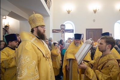 Митрополит Игнатий совершил Божественную литургию в Трехсвятительском храме г. Саратова