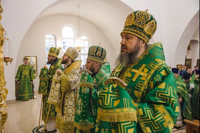 Архиереи Саратовской митрополии совершили Божественную литургию в соборном храме святого благоверного князя Александра Невского г. Ртищево