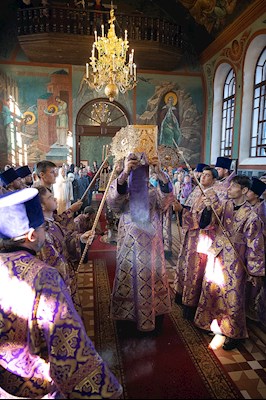 Митрополит Игнатий совершил Божественную литургию в Крестовоздвиженском храме г. Хвалынска