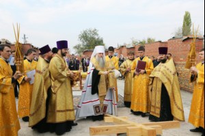 Чин основания Владимирского храма подворья Свято-Алексиевского женского монастыря Саратова в Вольске