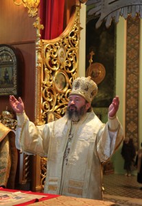 Архиепископ Элистинский и Калмыцкий Юстиниан совершил Божественную литургию в Духосошественском кафедральном соборе города Саратова