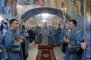 Вечернее богослужение с чтением акафиста Пресвятой Богородице в Свято-Троицком соборе Саратова
