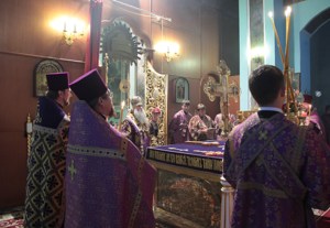 Всенощное бдение c Чином Воздвижения Креста в Духосошественском соборе города Саратова
