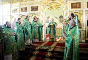 Божественная литургия на Архиерейском подворье — в храме во имя преподобного Серафима Саровского города Саратова