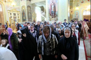 В Великий Четверг Митрополит Лонгин совершил Литургию Василия Великого и Чин умовения ног