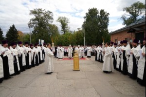 В канун празднования Собора Саратовских святых совершена панихида по убиенным в годы гонений на Воскресенском кладбище Саратова