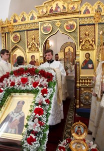 Божественная литургия в саратовском храме святителя Луки Исповедника, архиепископа Симферопольского