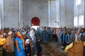 Божественная литургия в храме в честь Покрова Пресвятой Богородицы села Сокур Татищевского района