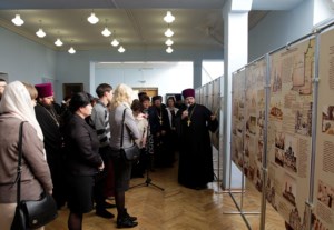 Представитель епархии принял участие в открытии выставки «Чтобы знали и помнили!» в Энгельсском краеведческом музее