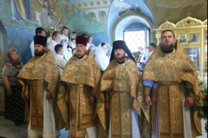 Митрополит Лонгин и Епископ Пахомий совершили Божественную литургию в Троицком соборе и молебен перед главной святыней Саратовской земли — образом Спаса Нерукотворного