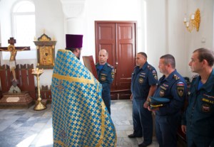 Сотрудники Главного управления МЧС России по Саратовской области помолились перед иконой Божией Матери «Неопалимая Купина»