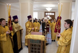 Митрополит Лонгин освятил здание епархиального управления после капитального ремонта
