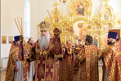 Божественная литургия в храме во имя святого благоверного князя Михаила Черниговского и боярина его Феодора на Увекском кладбище г. Саратова
