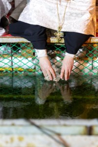 Клирики Саратовской епархии совершили освящение воды в открытых водоемах