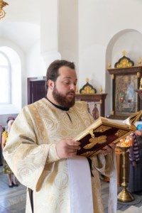 Божественная литургия на Архиерейском подворье — в храме в честь иконы Божией Матери «Утоли моя печали» г. Саратова