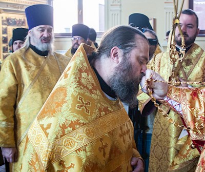 Божественная литургия на Архиерейском подворье — в храме во имя святого апостола и евангелиста Иоанна Богослова при СПДС