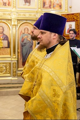 Божественная литургия в храме в честь святителя Иоанна Златоуста в п. Зональный г. Саратова