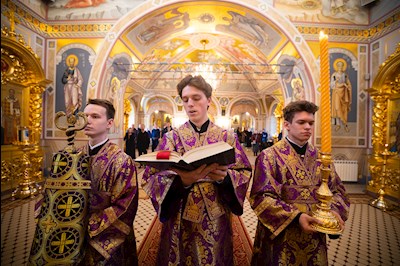 Митрополит Игнатий совершил вечернюю Литургию Преждеосвященных Даров в Свято-Троицком кафедральном соборе г. Саратова