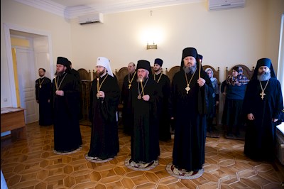 Архиереи Саратовской митрополии почтили память архиепископа Пимена и всех саратовских архиереев