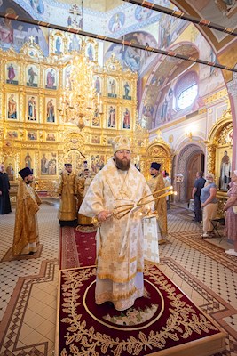 Митрополит Игнатий совершил Божественную литургию в Свято-Троицком кафедральном соборе Саратова