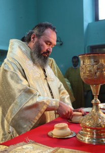 Архиепископ Элистинский и Калмыцкий Юстиниан совершил Божественную литургию в Духосошественском кафедральном соборе города Саратова