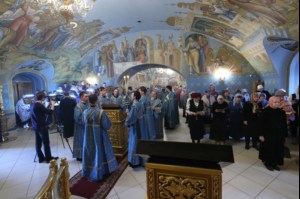 Вечернее богослужение с чтением акафиста Пресвятой Богородице в Свято-Троицком соборе Саратова