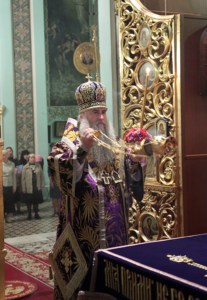 Всенощное бдение c Чином Воздвижения Креста в Духосошественском соборе города Саратова