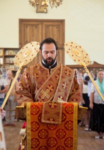 Божественная литургия на Архиерейском подворье — храме во имя преподобного Серафима Саровского города Саратова