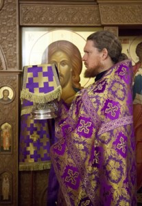 Божественная литургия в храме в честь Воздвижения Честнаго и Животворящего Креста Господня г. Саратова