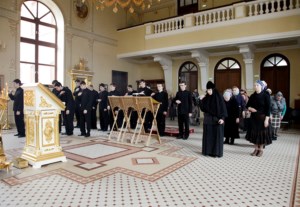 Утреннее богослужение на Архиерейском подворье — храме во имя святого апостола и евангелиста Иоанна Богослова при СПДС