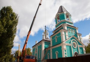 Совершено освящение крестов и куполов строящегося храма во имя святого благоверного князя Михаила Черниговского и боярина его Феодора г. Саратова
